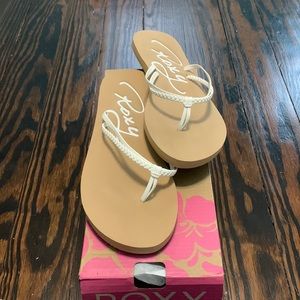 BRAND NEW IN BOX SIZE 8 ROXY FLIP FLOPS